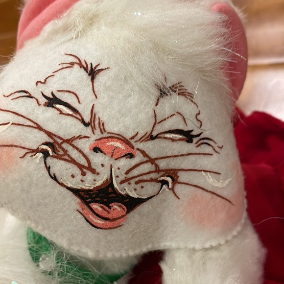 Annalee 2008 cat sitting on red pillow with mouse and slice of cheese - Picture 2 of 4